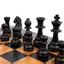 Zoom sur pièces d'échecs noires du Jeu d'Échecs en Bois d'Olivier Taille 4